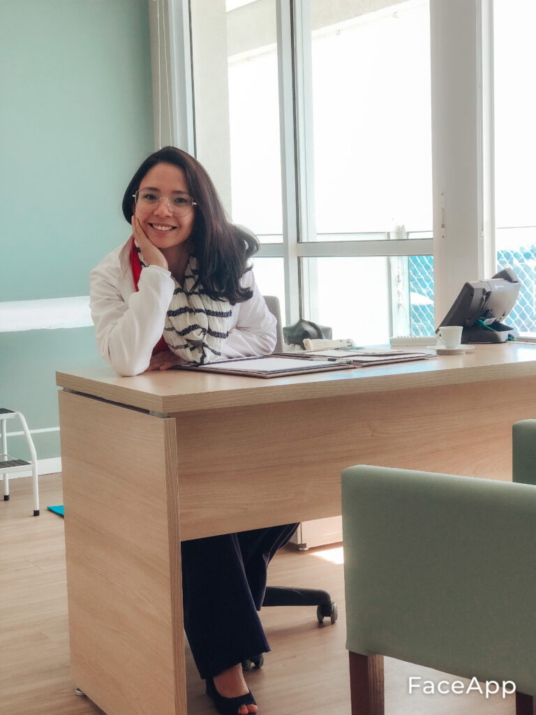 Dra Cris Nagae em seu consultorio