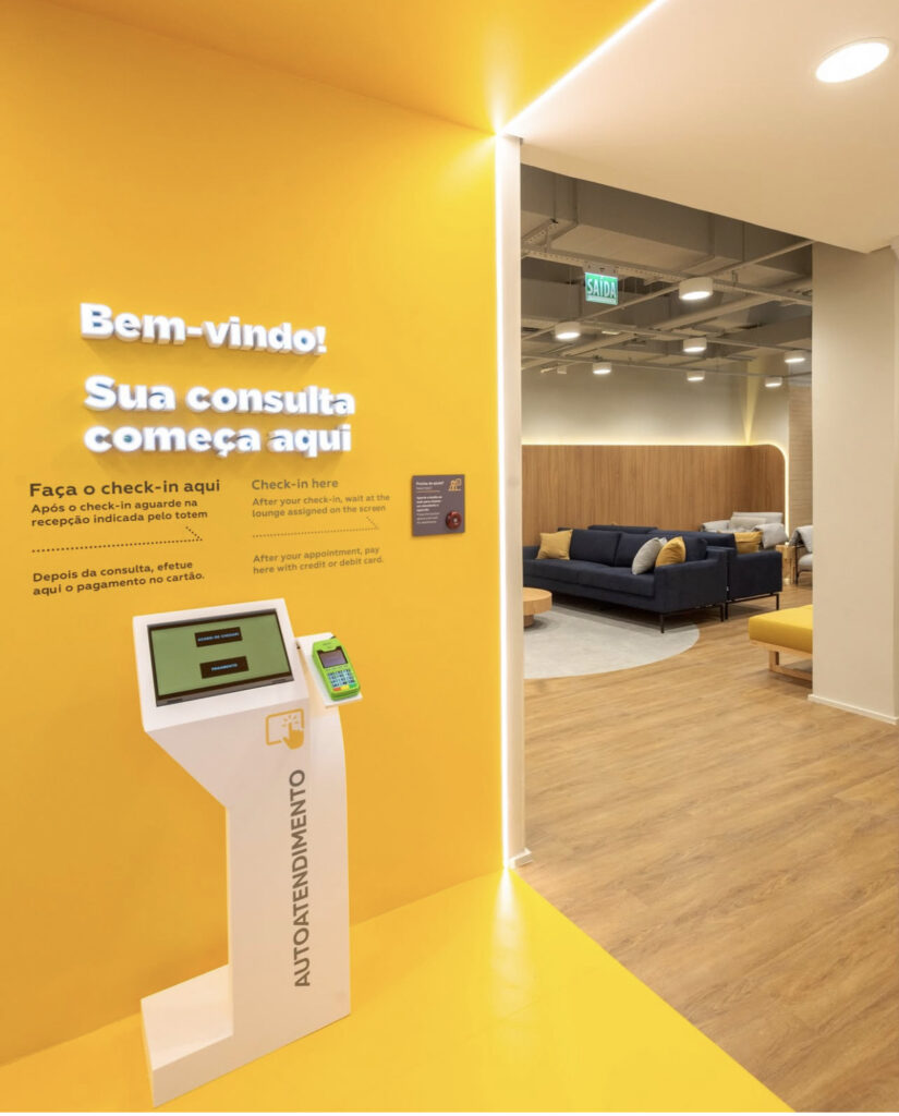 Entrada da recepção do meu consultório com totem de atendimento para o paciente se identificar e fazer check-in