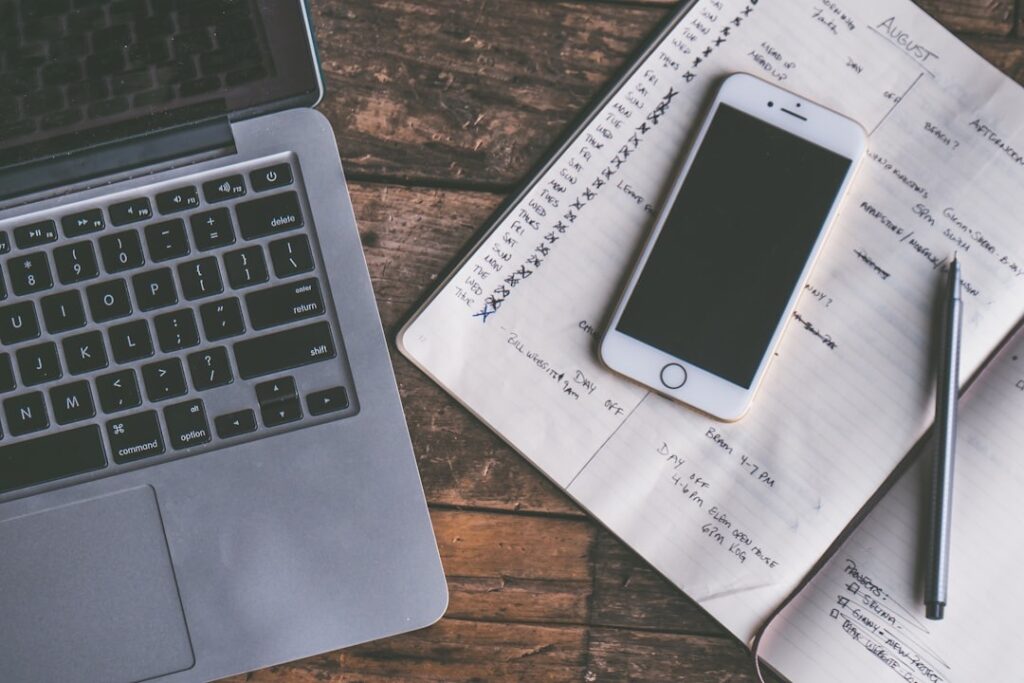 foto com notebook e celular e agenda